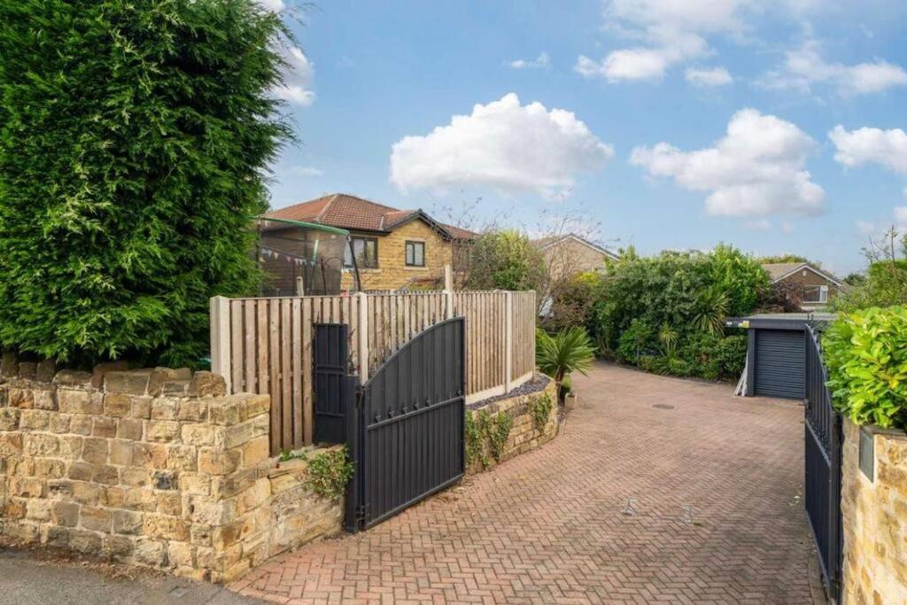 Frank Lane Villa Dewsbury Exterior photo